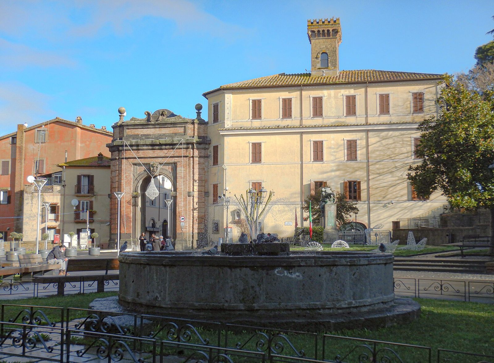 Palazzo Venturi e l'Arco di Porta Romana.jpg