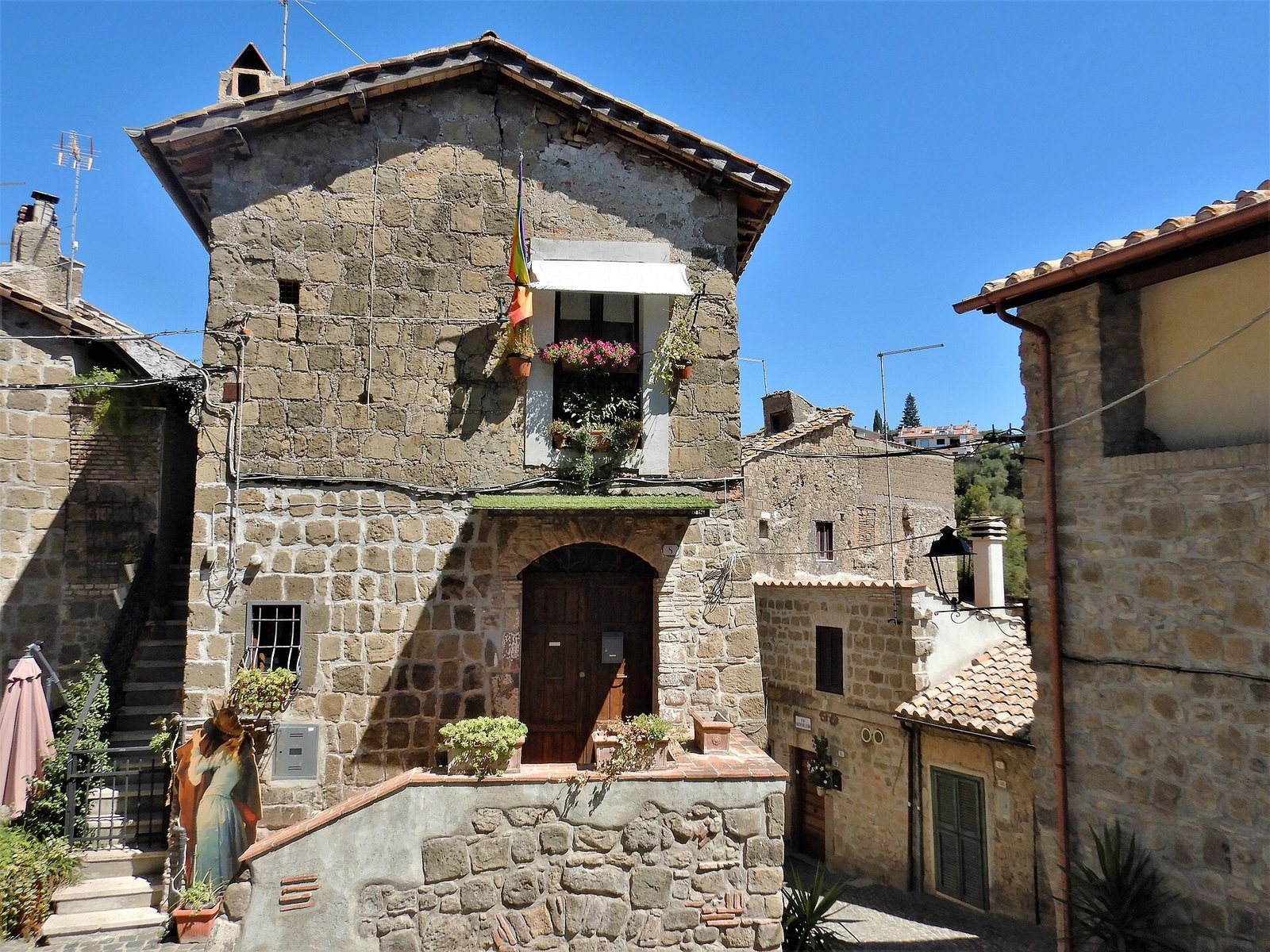 Castelnuovo di Porto, la casa del bacio.jpg
