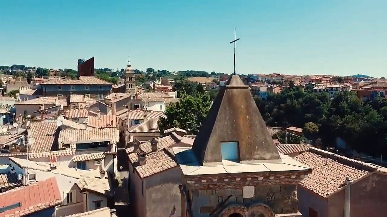 I tetti del borgo di Formello dall'alto, con il campanile di San Lorenzo e la torre di Palazzo Chigi sullo sfondo