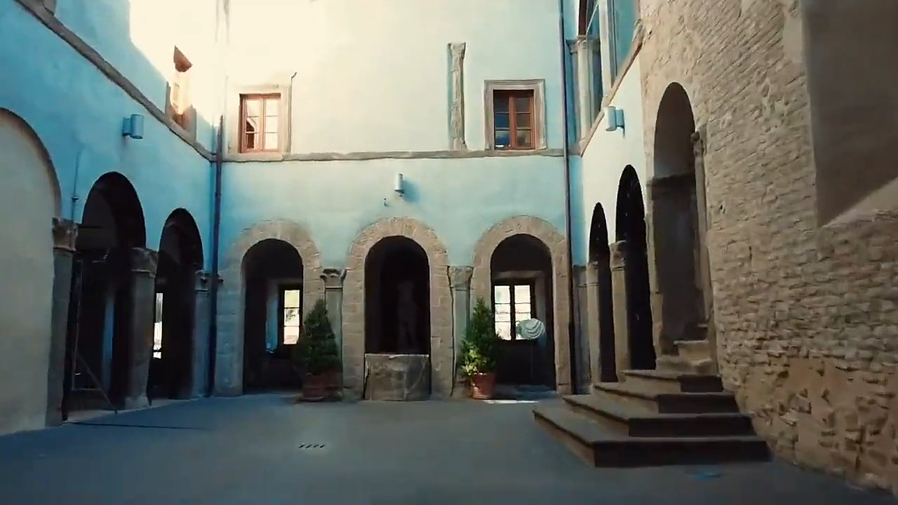 Il cortile porticato di Palazzo Chigi a Formello, con le arcate e il pozzo