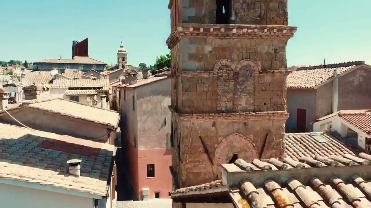Il campanile romanico di San Michele Arcangelo sopra i tetti di Formello, con il campanile di San Lorenzo sullo sfondo