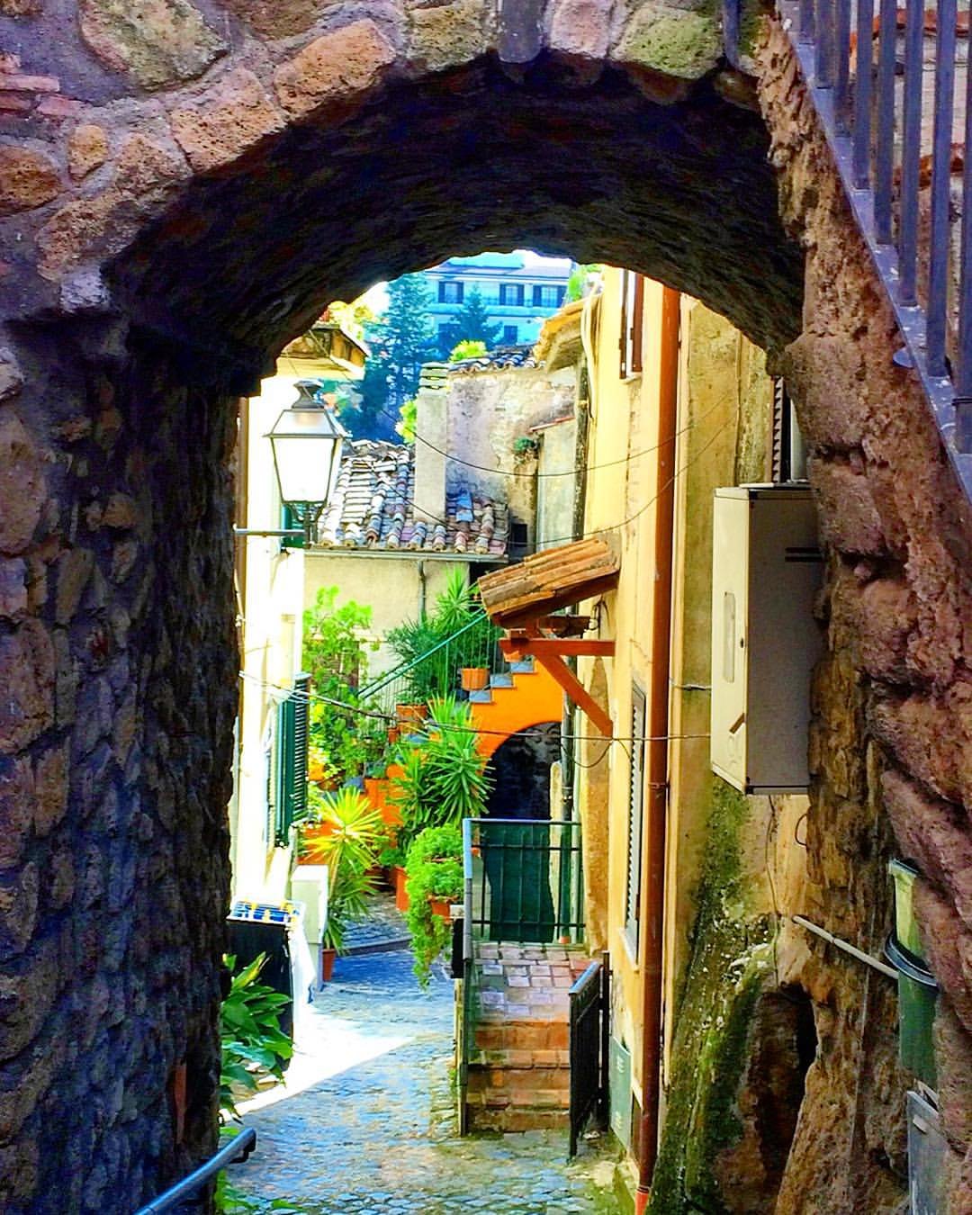 Formello: un passaggio ad arco nel centro storico (foto del comune, non dell'attività)
