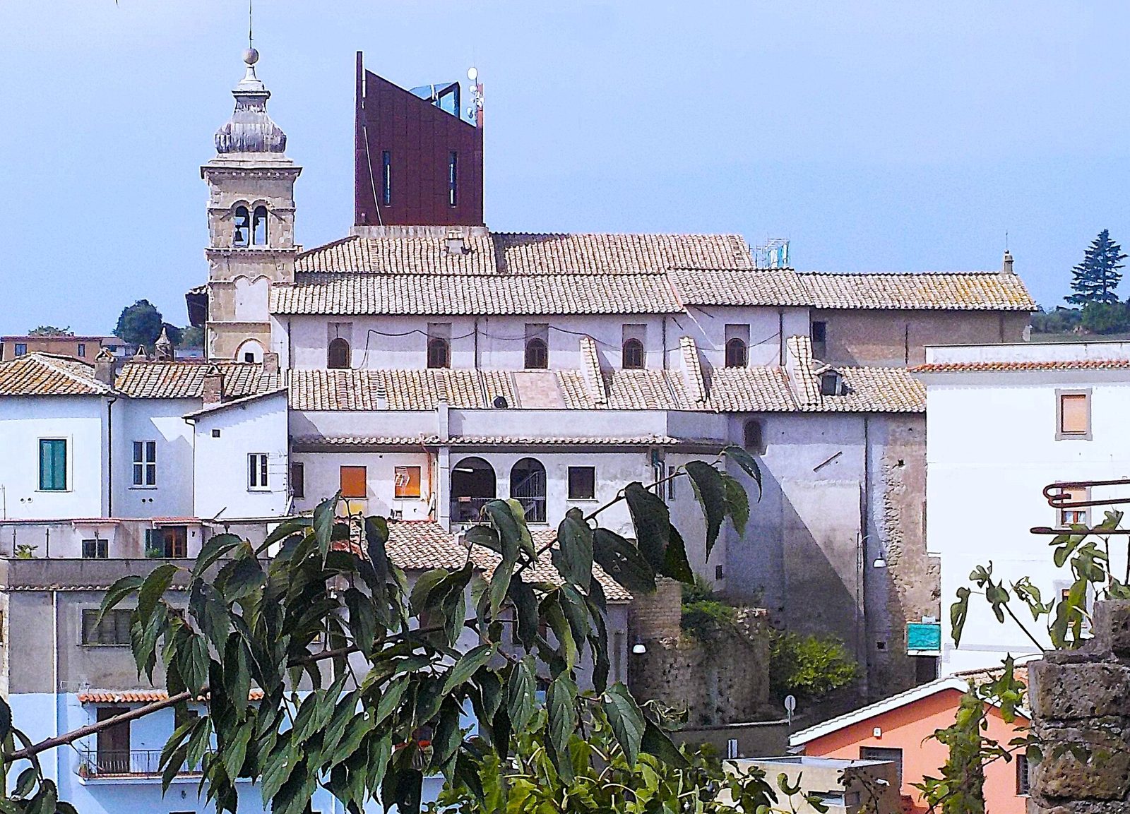 Veduta dei tetti di Formello con la chiesa di San Lorenzo Martire e il suo campanile