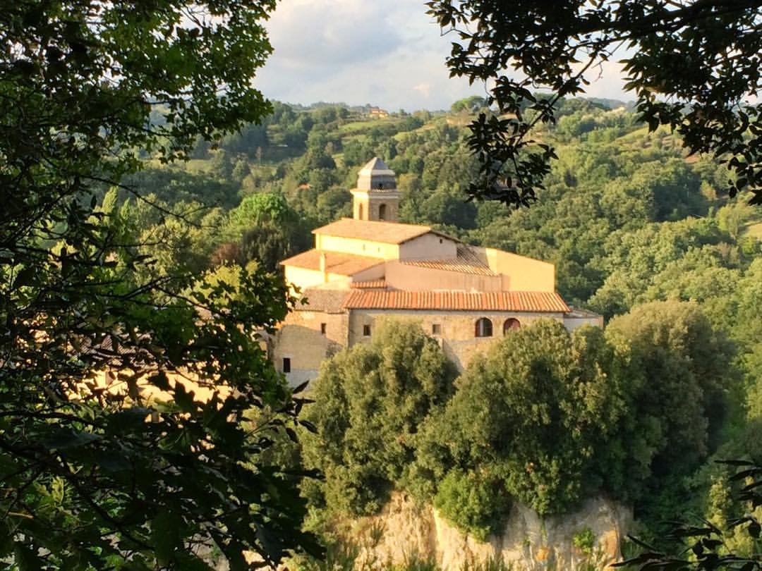 Il Santuario della Madonna del Sorbo sulla sua altura, tra i boschi della Valle del Sorbo